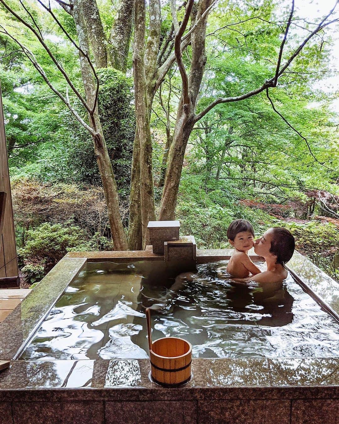 ソンイのインスタグラム：「朝の露天風呂ほんと〜に気持ちよくてリフレッシュできた🛀🏻♨️🌳🍵🌿」