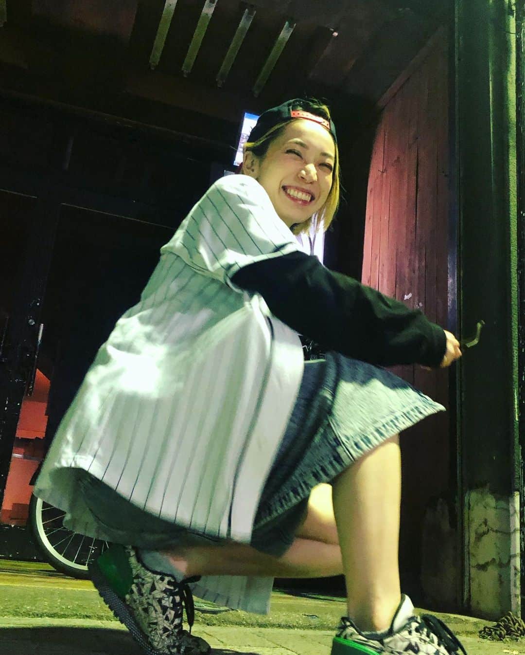 夏目麻央さんのインスタグラム写真 - (夏目麻央Instagram)「新しいスニーカー早く届かないかなー🥺  #mememe #よる  #メタルのメガネほしい」10月16日 15時19分 - yellowbarbie_m