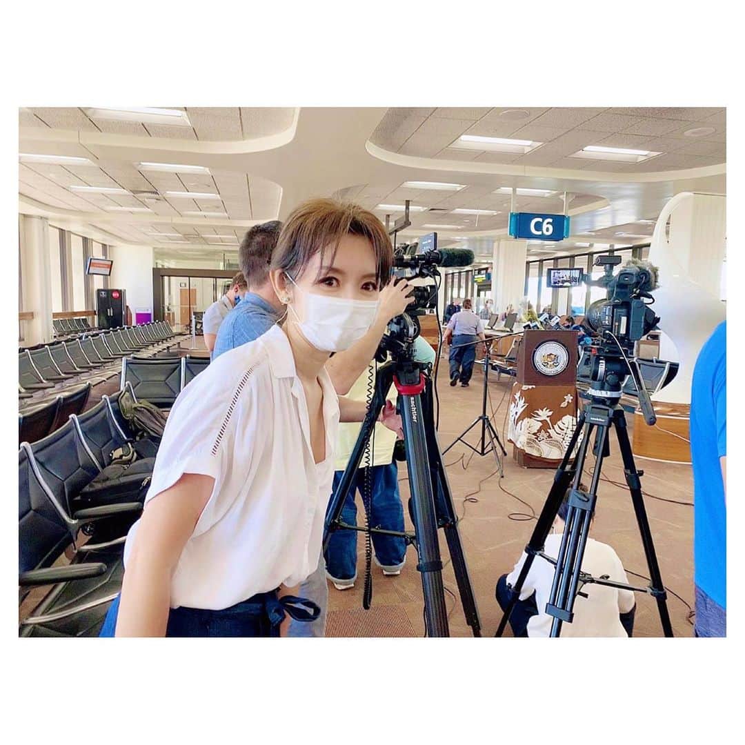 のインスタグラム：「I know my hair is so messy when I was working😅 Reporting about first day of reopening hawaii. Check it out Fuji TV in Japan tonight. 朝から走り回って髪ボサボサ😅 今日から観光再開のハワイの様子をリポート取材しました。良かったら、今日夕方オンエアのフジテレビ『News イット！』チェックしてみてください😊 . . #hawaii #aloha #hilife #travel #work #reopening #news #instagood #luckywelivehawaii #lifeisajourney #lovehawaii #covid_19 #ハワイ #ハワイ生活 #ハワイ暮らし #ハワイ在住 #旅 #日々の暮らし #ハワイ旅行 #今のハワイ #ハワイ好き #ハワイ好きな人と繋がりたい #仕事 #アナウンサー #観光 #再開 #コロナ対策 #ニュース #テレビ #出演情報」