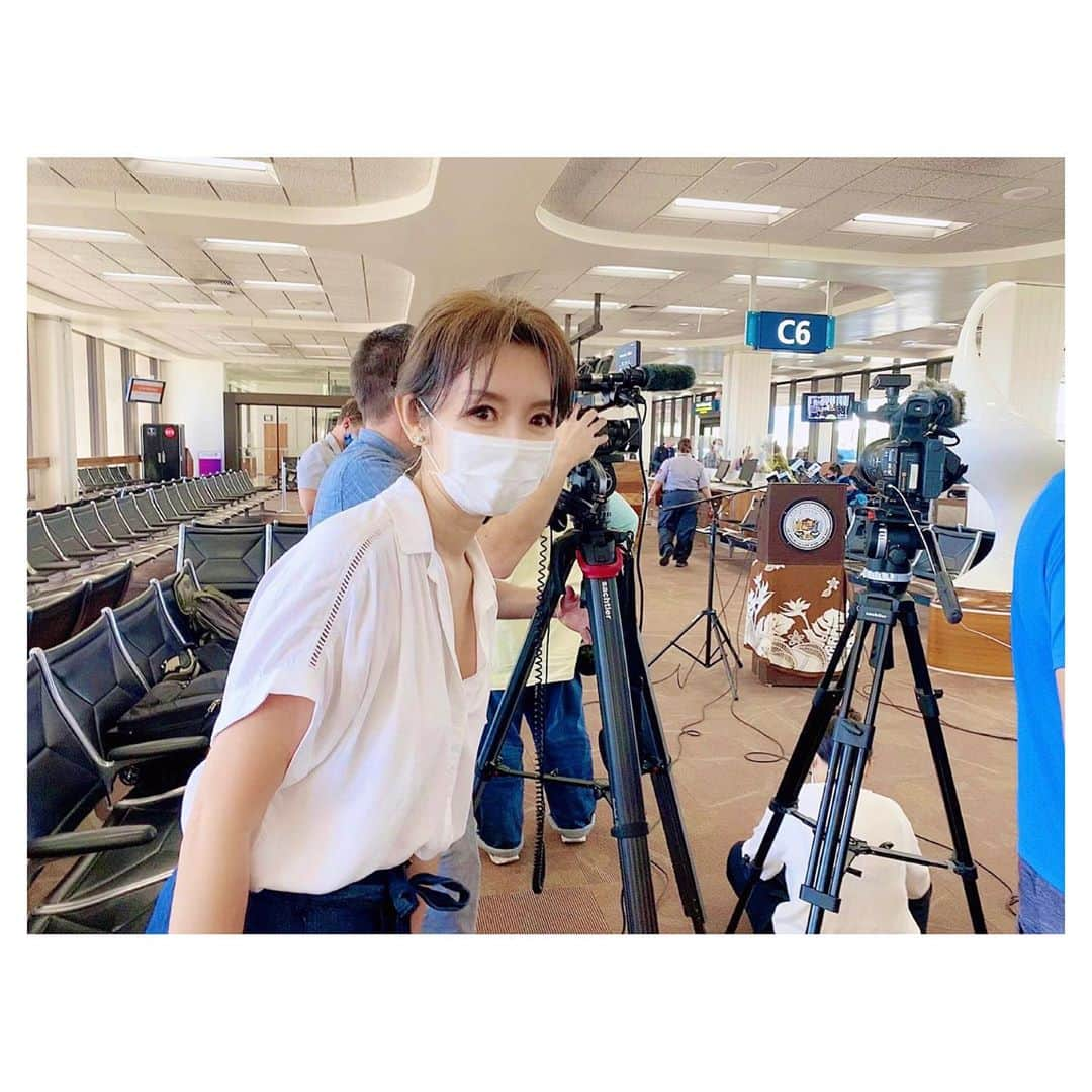 荒川れん子のインスタグラム：「I know my hair is so messy when I was working😅 Reporting about first day of reopening hawaii. Check it out Fuji TV in Japan tonight. 朝から走り回って髪ボサボサ😅 今日から観光再開のハワイの様子をリポート取材しました。良かったら、今日夕方オンエアのフジテレビ『News イット！』チェックしてみてください😊 . . #hawaii #aloha #hilife #travel #work #reopening #news #instagood #luckywelivehawaii #lifeisajourney #lovehawaii #covid_19 #ハワイ #ハワイ生活 #ハワイ暮らし #ハワイ在住 #旅 #日々の暮らし #ハワイ旅行 #今のハワイ #ハワイ好き #ハワイ好きな人と繋がりたい #仕事 #アナウンサー #観光 #再開 #コロナ対策 #ニュース #テレビ #出演情報」