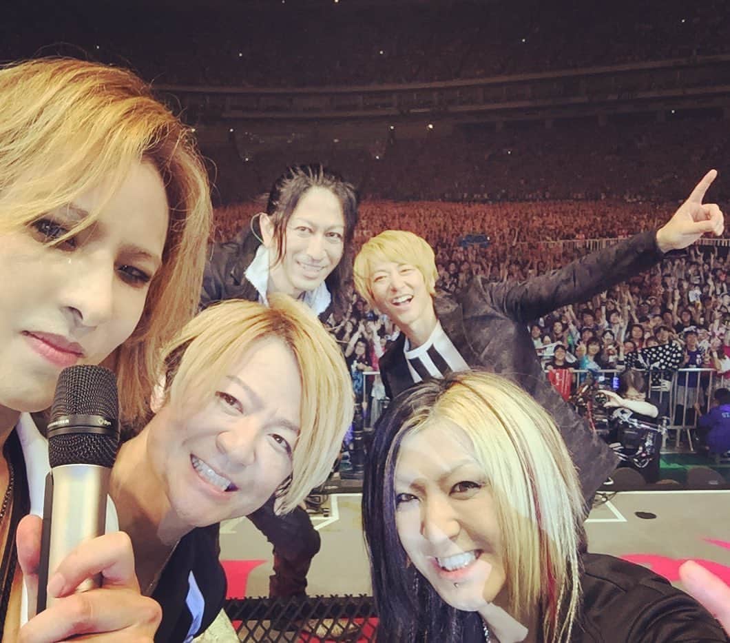 YOSHIKIさんのインスタグラム写真 - (YOSHIKIInstagram)「Broadcasting tonight! I think it's a #TokyoDome performance that I appeared as a surprise guest. I’m grateful to have such amazing friends and fans. 今夜放送！ 多分サプライズ ゲストで出演したドーム公演だと思う。 素敵な友達やファンがいてくれることに感謝してるよ！  "『20th Anniversary Final #GLAY in TOKYO DOME 2015 ...』 10/16（金）よる7pm #WOWOW  #yoshiki #piano #glay #xjapan #tbt #selfie」10月16日 15時24分 - yoshikiofficial
