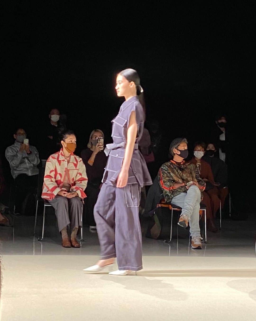 装苑さんのインスタグラム写真 - (装苑Instagram)「Rakuten Fashion Week 2021 S/S IHNN / イン  テーマは“The boundary between Daily and out of Daily”  淡い虹色を放つ立体オブジェが置かれたランウェイでスタート。  カラフルな差し色や、動く度になびく布の動きが美しく、女性の力強さ感じさせるコレクション。  #RakutenFWT #2021SS #IHNN #イン」10月16日 15時33分 - soenonline