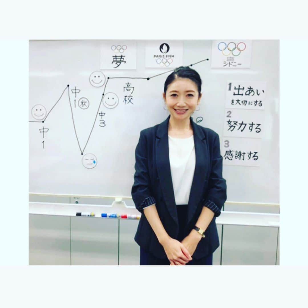 市橋有里さんのインスタグラム写真 - (市橋有里Instagram)「今日は久々の夢センのお仕事でした。 しかもリモート。 恐らく私が1番苦手だと思っていた リモート。 初のリモート講演ということで 反応大丈夫かな⁈とかいろいろ心配していました。 でも家からのではなく講演場所に行ってのリモートということもあり、 そしてまさかのハプニングあり⁉️で 緊張も吹っ飛びました🤣 ・ そろそろ打ち合わせの時間かな〜 ん？なかなかオンラインにならないぞ んん？とスタッフさんが学校に連絡してみたところ。。 えー⁉️来週だと思ってた⁉️笑 うっかりさんの私以上のうっかり先生で、 緊張もふわっと飛んできてました笑 これもリモートならでわですね！ もちろん、数十分遅れて開始できました。 これもスタッフさんの当日までの 打ち合わせの賜物ですね✨ ・ 今年はコロナで殆どのお仕事がなくなったけれど、こうしていただけるお仕事が本当に有り難く、元気な子ども達にリモート越しで逢えたことが本当に嬉しかったです！ ・ #夢セン #リモート講演」10月16日 15時33分 - ariichihashi