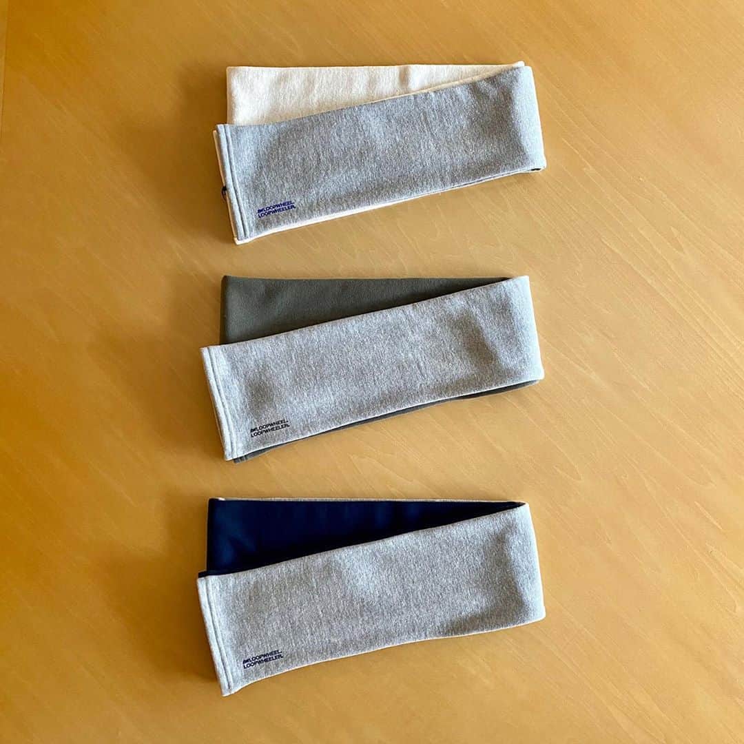 のインスタグラム：「． LW177 マフラー  LWライト吊り裏毛を使用したマフラーが入荷致しました！カラーは全6色展開となります。 無地バージョンが3色(グレーメランジ、マリン、ブラック)とハーフ&ハーフが3色(グレーメランジxオートミール、グレーメランジxマリン、グレーメランジxオリーブ)です。是非店頭でご確認ください。 皆様の御来店お待ちしております。  <LW福岡店の営業について>  平日は12:00〜19:30、土日祝は11:00〜19:30の営業となります。 尚、火曜日は定休日です。 . スタッフはオープン前に検温、健康状態のチェックを行い、マスク着用にて接客の間合をとってご対応させていただきます。 また、次亜塩素酸空間除菌脱臭機を設置して消毒等十分店内環境を整えられるよう努めております。 . ご来店頂くお客様へのお願いと致しましては、マスクの着用をお願い申し上げます。 . スタッフよりアルコール消毒をさせていただきますのでご理解・ご協力のほど宜しくお願い致します。  #loopwheeler #loopwheelerfukuoka #ループウィラー #ループウィラー福岡 #吊り編み#スウェット#tsuriami #madeinjapan#sweatshirt #日本製#福岡#薬院#定番」