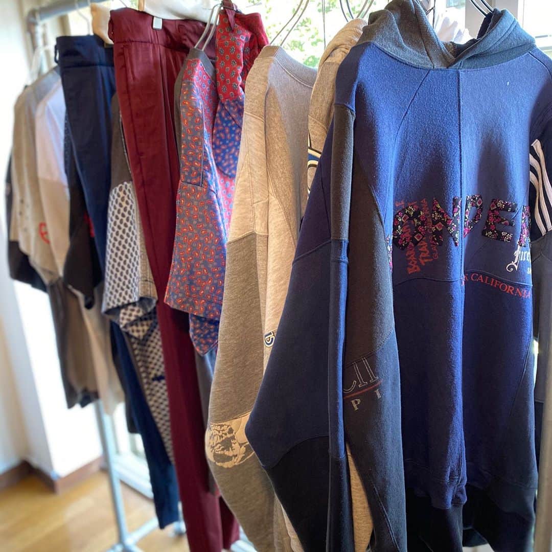 装苑さんのインスタグラム写真 - (装苑Instagram)「Rakuten Fashion Week 2021 S/S  YEAH RIGHT!! /イェーライト  代官山のショールームにて行われているエキシビション。テーブルクロスから作られ、刺繍が施されたパンツやトップスから、リメイクされたワンピースまで、世界に一つしかないオリジナルアイテムが並んだ。  #RakutenFWT #2021SS #YEAHRIGHT #イェーライト」10月16日 15時32分 - soenonline