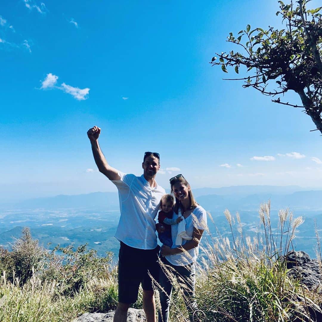 リック・バンデンハークのインスタグラム：「Wauw! 🌏What a great show of support we received from all over the world to support the fundraiser for the #RonaldMcDonald Foundation the last couple of months! Anna and I would like to thank everyone for their bids, donations and generosity🙏🏻   ワァオ!ここ数ヵ月間 #ronaldmcdonald foundationの募金活動をサポートするために世界中から受けた素晴らしいサポートを目の当たりにした。アンナと私は入札、寄付をしてくださった方々の寛大さに感謝しています。  Full article on website. Check link in bio: https://www.rickvandenhurk.com/news-1/2020/9/24/over-10000-usd-through-online-auction   #VandyforCharity #ronaldmcdonald #KeepingFamiliesClose   @kinderfonds @rmhc_korea @dmhcjapan @rmhc」