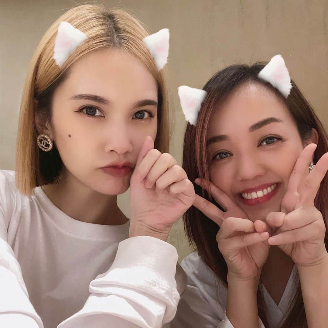 レイニー・ヤンのインスタグラム：「🤍🤍🤍 昨晚和我近期的枕邊人吃慶生飯 雖然她的生日已過 但是無妨 整個十月 都是她的月 Luv u @yeungyancindy 😘」