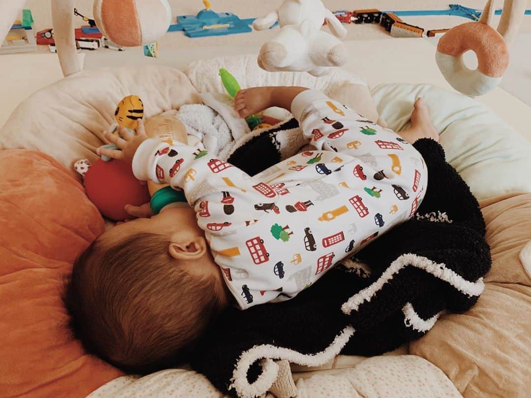 安田美沙子さんのインスタグラム写真 - (安田美沙子Instagram)「器用な息子。最近は自分でミルクを飲むんだけど、飲みながら、右足を浮かせて、右手でしまじろうを触っている。 . . . さっきは後ろに見えるプラレールまで移動していました！ お兄ちゃんのおもちゃがよだれでビチョビチョ🤤 . . . #baby #babyboy #7monthsold  #london #milk #最近大分ミルク #甘えんぼ　#ミルクありがとう」10月16日 15時38分 - yasuda_misako
