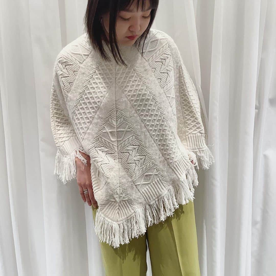 のインスタグラム：「[shop information ] . 肌寒くなってきたこの時期におすすめのニット . leur logetteの新作の紹介 . 異なる編み柄を組み合わせたデザインのニットケープです。ゆとりのあるサイズ感なので、インナーに色々合わせられるアイテムです。 . Tops/leur logette 564-19509 ¥69,000+tax . Pants/anatelier  528-69153 ¥14,000+tax . アナトリエ ミュゼ プリヴェ アトレ恵比寿店 . . #anatelier #anatelierofficial  #leurlogette #アナトリエ #ルールロジェット」