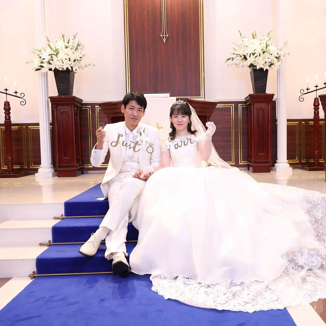 ティアラガーデンズ伊勢崎さんのインスタグラム写真 - (ティアラガーデンズ伊勢崎Instagram)「Just Married💍✨ * ロイヤルブルーのバージンロードに純白の衣装が映えてとても素敵ですね😍 * 青は「サムシングブルー」とも言われる花嫁さんのラッキカラー🌟 幸せがたくさん舞い降りますように✨ * #サムシングブルー #青 #青のバージンロード #前撮り #ウエディングドレス前撮り #結婚 #結婚式 #ウエディング #wedding  #幸せ花嫁 #卒花嫁 #卒花嫁レポ #ティアラ婚レポ #ティアラガーデンズ伊勢崎 #群馬 #伊勢崎 #結婚式場 #群馬結婚式場#伊勢崎結婚式場#結婚式場探し #ブライダルフェア #結婚式準備 #プレ花嫁#全国のプレ花嫁さんと繋がりたい#群馬花嫁#埼玉花嫁 #未来の花嫁へ #冬婚 #ちーむ0229」10月16日 15時51分 - tiara_gardens.isesaki