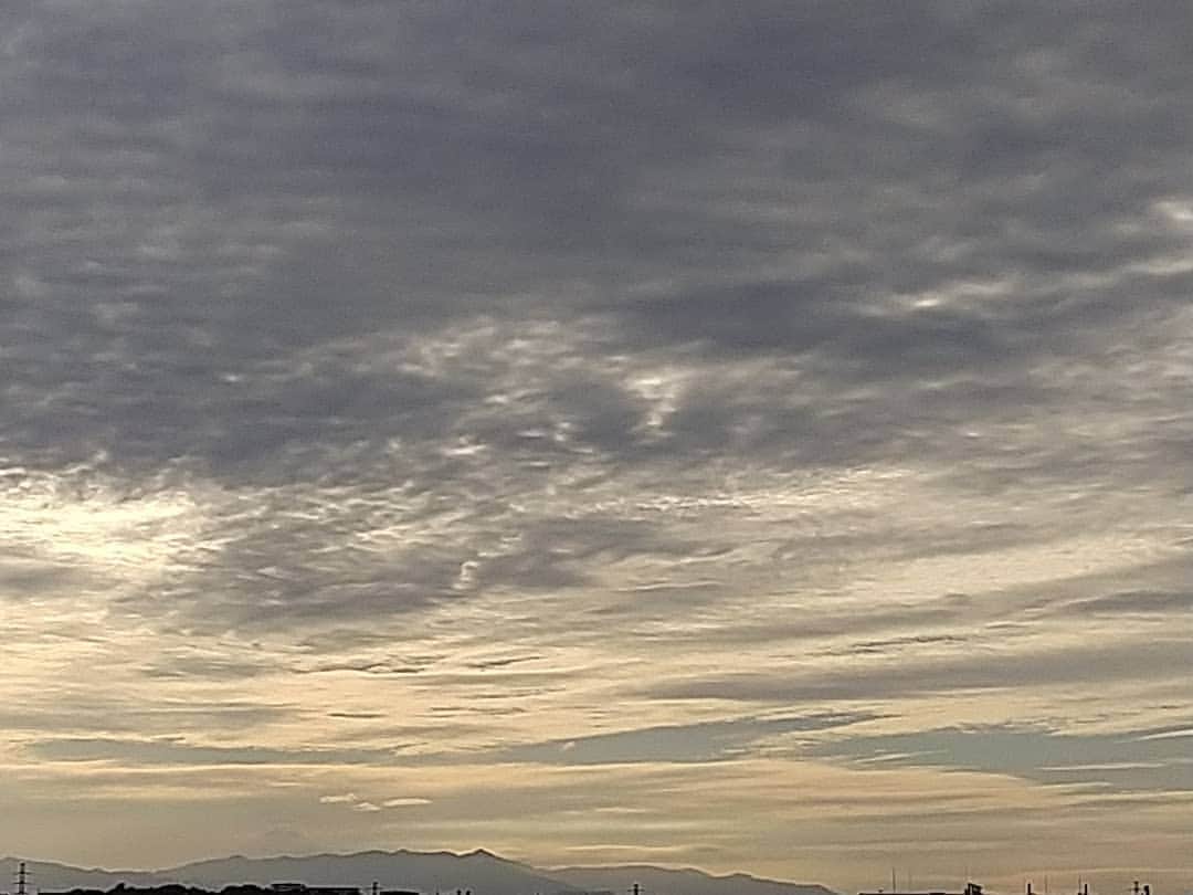 春山恵理さんのインスタグラム写真 - (春山恵理Instagram)「波状雲に、うっすら富士山も見えた(左下)🗻 きょうは仕事の準備もすんなりできたし、勉強もできたし、ジョギングもできたし、ヨガもできたし、おやつを食べる時間もあったし、空も綺麗だし、空気はひんやり気持ちがいいし、いい１日です！！  #波状雲  #富士山が見えた #雲が好きな人と繋がりたい  #雲が好き  #空が好きな人と繋がりたい  #空がきれい  #空が好き #いまそらぐらむ #いまそら #いまそら部  #神奈川県」10月16日 15時44分 - haruyamaeri