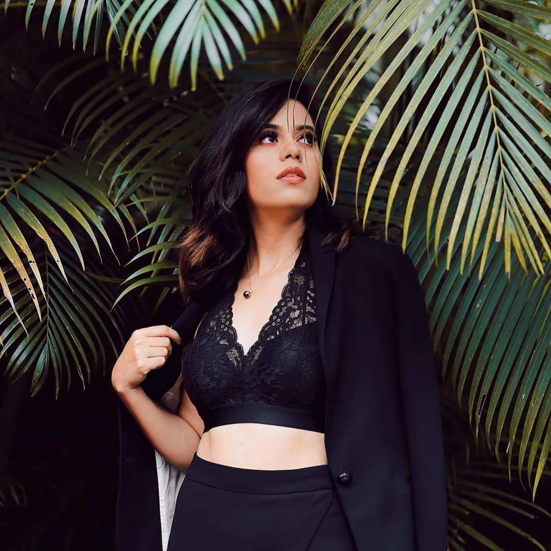 Aakriti Ranaさんのインスタグラム写真 - (Aakriti RanaInstagram)「Nothing more timeless, classy and elegant than lace in black. Adding a twist to my date night look with this black racerback bralette from @amanteindia's AW20 GLIMMER collection. Paired with a blazer and skirt, this outfit's got me fine dining ready! The fact that it's comfortable, well-fitted and so versatile when it comes to styling it, has been a fresh change from the usual bralettes that we see. Tap the link in bio to check out their new A/W collection of festive bras!  📸 @duagunjan #AakritiRana  #amanteIndia #amanteFestive #amanteAW20 #galleri5influenstar」10月16日 15時44分 - aakritiranaofficial