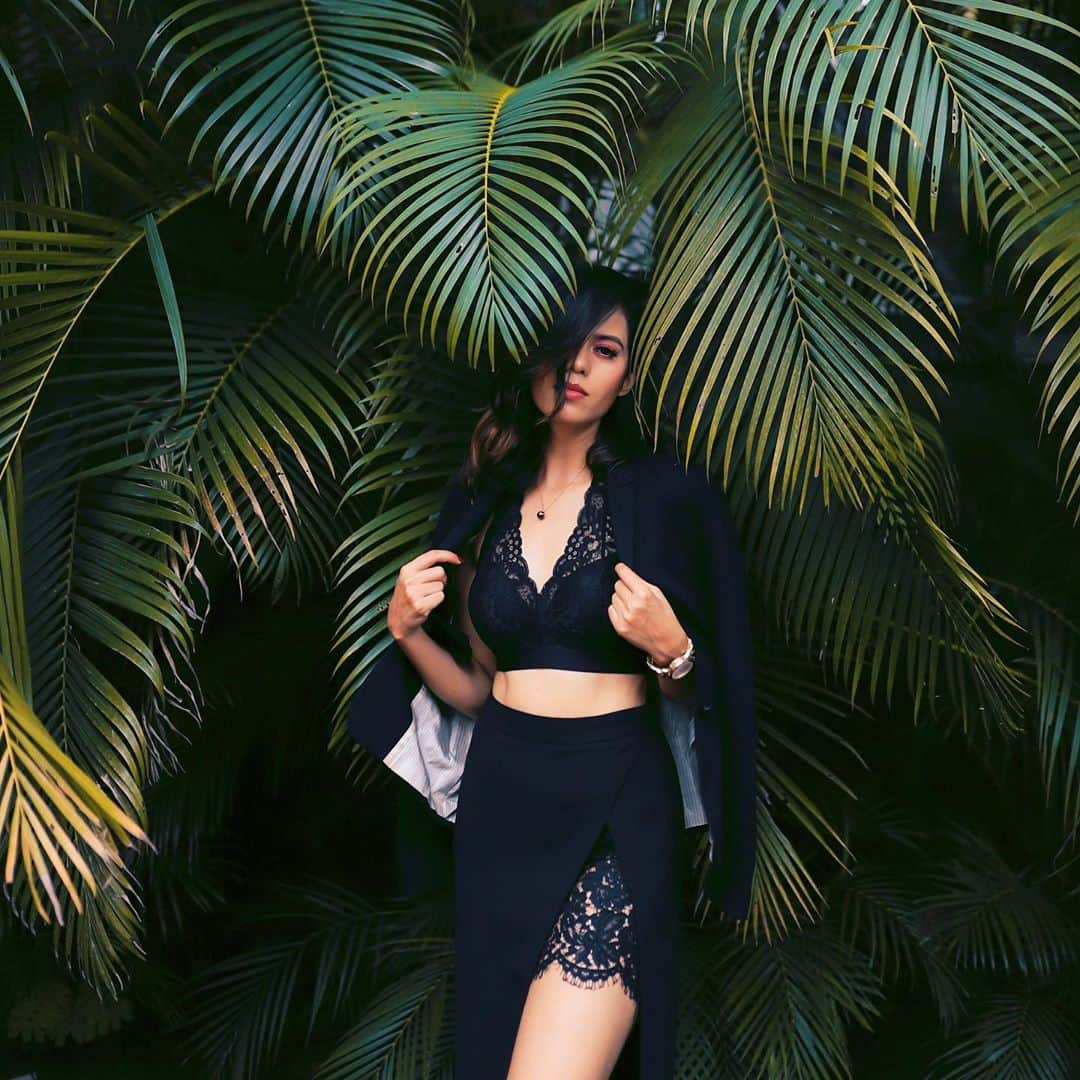 のインスタグラム：「Nothing more timeless, classy and elegant than lace in black. Adding a twist to my date night look with this black racerback bralette from @amanteindia's AW20 GLIMMER collection. Paired with a blazer and skirt, this outfit's got me fine dining ready! The fact that it's comfortable, well-fitted and so versatile when it comes to styling it, has been a fresh change from the usual bralettes that we see. Tap the link in bio to check out their new A/W collection of festive bras!  📸 @duagunjan #AakritiRana  #amanteIndia #amanteFestive #amanteAW20 #galleri5influenstar」