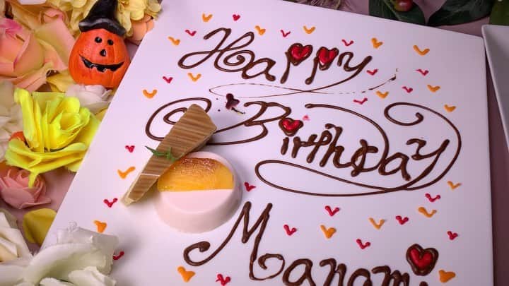 本山なみのインスタグラム：「おおお  毎年恒例の合同誕生日会が、会場到着して、なんと結婚式な雰囲気にビックリ🤭🌸✨  お花畑の中に包まれていただくお料理は別格に美味しい＆ハッピーな時間でした☺️🌸🌸🌸  お店「月見草」さん @asakusa.tsukimiso1948  の、パワーな演出力に感激してしまいましたが、本当に私たちが求めてるものを愛情いっぱいにお祝いしていただいて、感謝いっぱいです🥺㊗️  おかげさまで、記憶に残るバースデーになりました✨  #happybirthday #記憶に残る贈り物  #おめでとう #浅草 #月見草 #asakusa  #tsukimiso #フレンチ #ランチ #シーフードフレンチレストラン #flowers #お花好きな人と繋がりたい」