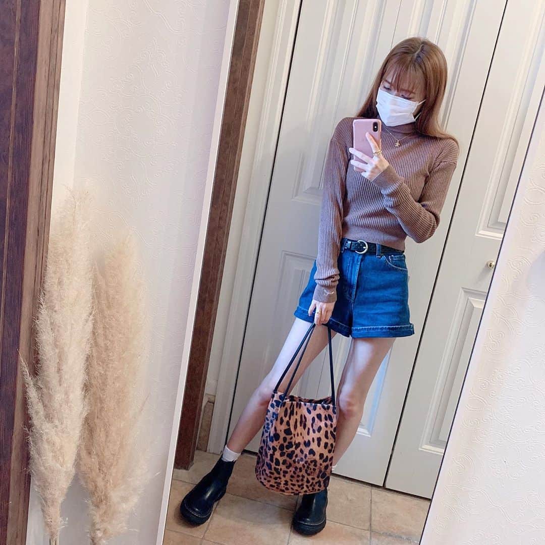 町田亜里香のインスタグラム：「〜2日分CODE〜 タグ付けしてます🏷 寒くなったり日が出てきたり🥱 本当に服装に悩む🌀 歳を取ったから…ショートパンツだと 足が寒くて寒くてたまらない😱 . . 今日はポカポカだったから #dholic で頼んだワンピース👗✨ このワンピース可愛い…🥺 スリットが可愛い…🤣 . 1枚目は大好きな #juemi ❤️ pantsもtopsも✨ . . シャネルのネックレスは、 数年前に @vintageqoo にてˎˊ˗ . .  #ママコーデ #ママ  #カジュアルコーデ  #カジュアルファッション  #秋コーデ #秋服コーデ #ニット  #ワンピース #ショートパンツ . 脚やせやダイエットはハイライトから🥴🥴 . .」