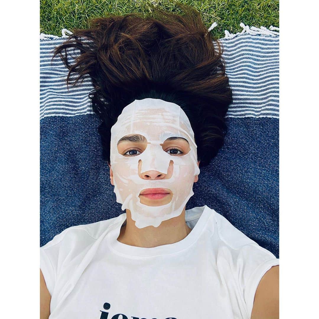 アリア・バットのインスタグラム：「throwback to when masks were skincare & people were kind 🌈」