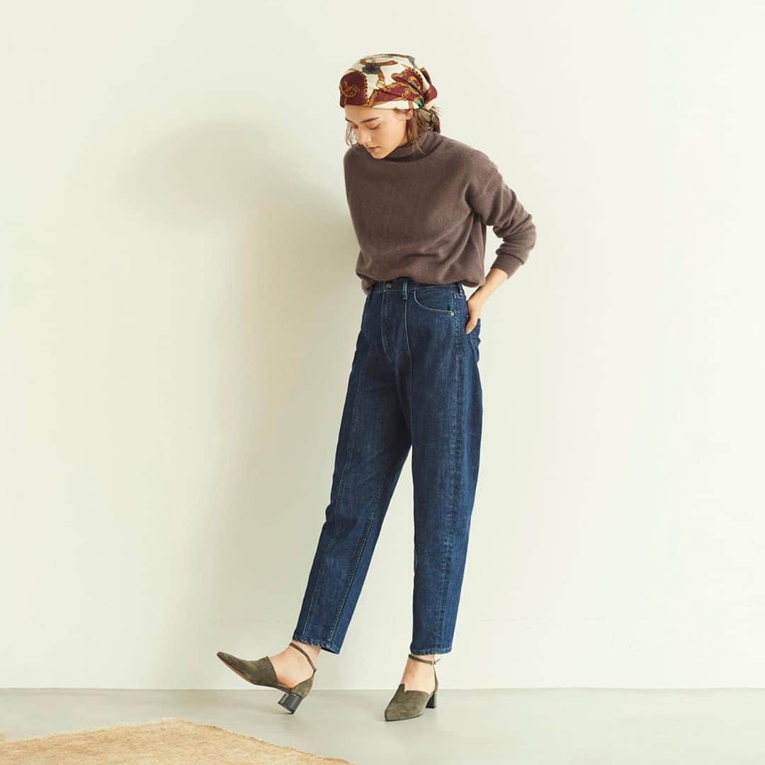 のインスタグラム：「． ． 【スタイリスト金子綾が選ぶYANUKの秋服】  キュッと入ったハイウエストが気負っていないのに なんだかおしゃれなひとといった雰囲気に仕立ててくれます。足元はストラップシューズで旬の愛らしさを✨ ． ． #yanuk #ootd #outfit #fashion #cordinate#instagood #love#like #simple#blk#style#denim#style#tkees#ヤヌーク#デニム#シンプル #カジュアルコーデ #フラットシューズ#ワイドテーパード#ジーパン#ジーンズ#きょこ#トレンド#ファッション#今日のコーデ#バレルレッグ#ワイドテーパード」