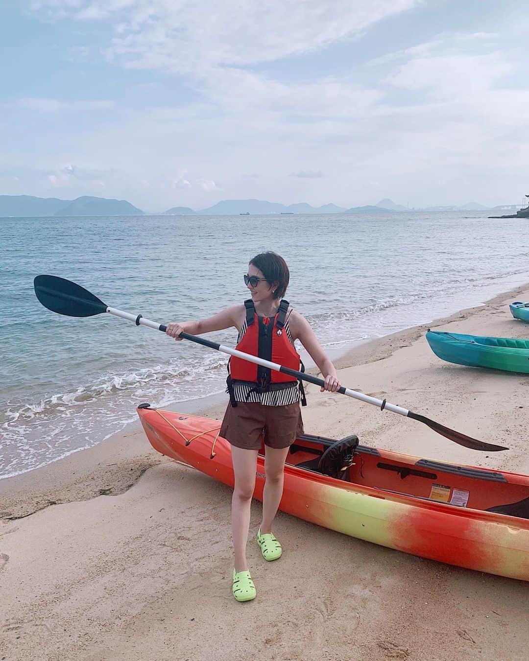 Remiさんのインスタグラム写真 - (RemiInstagram)「beautiful desert island Kujira-Jima⛰✨ 瀬戸内海クルーズの目的地は「くじら島」という無人島！ 1日1組で島を独占できるこの島で、贅沢な滞在をしてきました⛺️ アクティビティも豊富で、カヌーで島を一周したり、SUPをしたり、森を散策したり、全てスタッフやインストラクターの方がそばについて安心安全に楽しめました🛶🏄‍♀️🌳 (👶🏻はずっとお昼寝🛌) 瀬戸内海は波が穏やかで、濃碧の海に小さな島々が果てしなく浮かんでいる光景が神秘的で、ビーチリゾートとはまた違う美しい光景でした🌊✨  #無人島 #くじら島 @kujirajima #カヌー #SUP  #クルーズ旅 #子連れ旅 #瀬戸内海クルーズ #ヨットクルーズ #瀬戸内ヨットチャーター #iCruise #setoyachtcharter #setoinlandsea #kujirajima #gotoトラベル #gototravel #LOVETABI」10月16日 15時53分 - remi_912