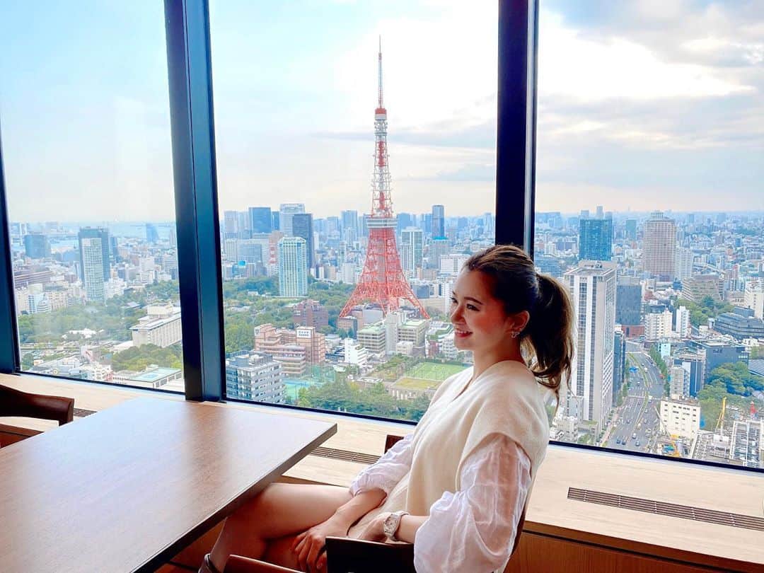 のインスタグラム：「先日Cartierのイベントへ✨💍 新しくできたThe Tokyo Editionも見る事ができました👏✨ 東京タワーがこんなに綺麗に見える場所ないってくらいのロケーションの良さ🗼グランドオープンは来年だそう🌸 . すごく質問が多かったこのシャツはzara @zara ベストはfrayid @fray_id のものです👏 . #editionhotel #hotel  #cartier #cartierpanthere  #tokyo」