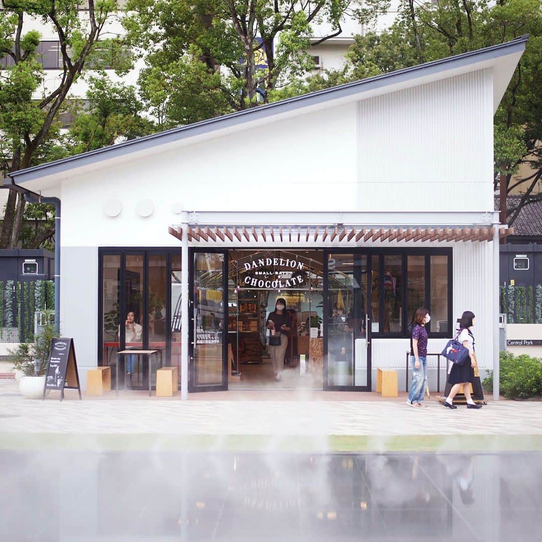 のインスタグラム：「愛知県名古屋市の「RAYARD Hisaya-odori Park」にて、ダンデライオン・チョコレートPOP-UP STOREを開催中です！﻿ ﻿ ニブソフトクリームを使った名古屋限定「コーヒーフロート」や「コーラフロート」に加え、いち早く「チョコレートプリン」の先行販売なども行っております。﻿ (チョコレートプリンのお取り扱いは、金土日曜限定となりますのでご注意ください)﻿ ﻿ 他にも、オンラインストアで人気の「クッキーアソートメント」や世界初のクラフトコーラ専門店・伊良コーラとの「カカオコーラ『魔法のシロップ』」など、常設店舗では販売をしていない商品も多数ご用意しております。﻿ ﻿ 近隣にお住まいの皆さま、ダンデライオン・チョコレートをよろしくお願いいたします。﻿ ﻿ ﻿ ■ダンデライオン・チョコレート POP-UP STORE﻿ ﻿ 日時：2020年9月18日（金）〜2021年3月31日（水）﻿ 営業時間：11:00～20:00 / 不定休﻿ *12月28日（月）～ 翌1月1日（金）年末年始休業﻿ 場所：RAYARD Hisaya-odori Park﻿ 〒460-0003 愛知県 名古屋市 中区 錦3-15-12﻿ ﻿ 取扱商品（税別）：﻿ ・カフェメニュー﻿ 　カカオコーラフロート（名古屋限定）　900円﻿ 　コーヒーフロート（名古屋限定）　880円﻿ 　カカオコーラ　600円﻿ 　コールドブリュー 580円﻿ 　ニブミルクソフトクリーム　600円﻿ ﻿ ・プロダクト﻿ 　チョコレートバー（各種）　1,200円﻿ 　チョコレートプリン（先行販売・金土日祝のみ）　600円﻿ 　カカオコーラ「魔法のシロップ」　3,010円﻿ 　クッキーアソートメント　3,200円﻿ 　アーモンドチョコレート　1,800円﻿ 　レーズンチョコレート　2,000円﻿ 　ホットチョコレートミックス　1,800円﻿ 　ほうじ茶ホットチョコレートミックス　2,000円﻿ 　ダンデライオン カカオニブ マヤマウンテン, ベリーズ 1,600円﻿ 　ダンデライオンのチョコレート(公式書籍)  3,800円﻿ ﻿ ﻿ ＊その他の商品につきましては現在のところ販売を予定しておりません。お手数ですが、オンラインストアをご利用ください。﻿ ﻿ #dandelionchocolate﻿ #ダンデライオンチョコレート﻿ #beantobar﻿ #ビーントゥーバー﻿ #craftchocolate﻿ #クラフトチョコレート﻿ #chocolate﻿ #チョコレート﻿ #cacao﻿ #カカオ﻿ #名古屋﻿ #popupstore﻿ #RAYARDHisaya-odoriPark﻿ #限定商品﻿ #名古屋初出店」