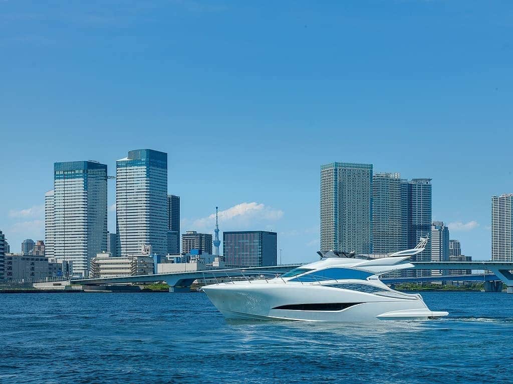 Luxury Card Japanさんのインスタグラム写真 - (Luxury Card JapanInstagram)「ヤマハ最高級ボートEXULT4クルージング🛥🌊 ﻿ ﻿ ヤマハ発動機はモーターサイクルが有名ですが、マリン分野においても、日本国内ではボート製造60年の歴史に基づく高い技術力と信頼性により圧倒的なシェアを誇っています。﻿ ﻿ 写真の、EXULT43 ～ジャパン・プレミアム～のエクステリアは丸みを帯びた流麗なデザインで、優雅さと気品を感じることができます。 ﻿日本らしさが映える府中家具の「松創」による最高級のインテリアは、まさに「洋上の迎賓館」。 ﻿ 簡単・快適機能も充実しており、レバー１本で操船できる「ジョイスティック操船システム」や ﻿GPSと連動し指定の場所に留まる「定点保持システム」を搭載。ボートの横揺れを抑制する ﻿ 「アンチローリングジャイロ」も装備し、快適なクルージングを実現しています。﻿ ﻿ 2020年6月にリニューアルオープンした三井アウトレットパークに隣接する横浜ベイサイドマリーナを出港し、根岸湾～幸浦沖を巡る、ヤマハ最高級ボートEXULT43によるクルージング。通常はヤマハボートオーナー様にご案内している内容ですが、この度ラグジュアリーカードGold Card / Black Card 会員様から8組16名様限定で、特別にご招待できることなりました。ボートにご興味のある方にとっては絶好のチャンスです。この機会に是非ご体験ください。 ﻿ ﻿ 詳細は会員専用アプリをご覧ください♪  #クルーズ #クルーザー #クルージング #ヤマハボート #横浜ベイサイドマリーナ #三井アウトレットパーク横浜ベイサイド #﻿ボート #クルーズ好きな人と繋がりたい #船上パーティー #クルーズ船 #自家用クルーザー #海が好きな人と繋がりたい #cruiser #yamahaboats #yokohamabaysidemarina ﻿」10月16日 16時08分 - luxurycardjapan