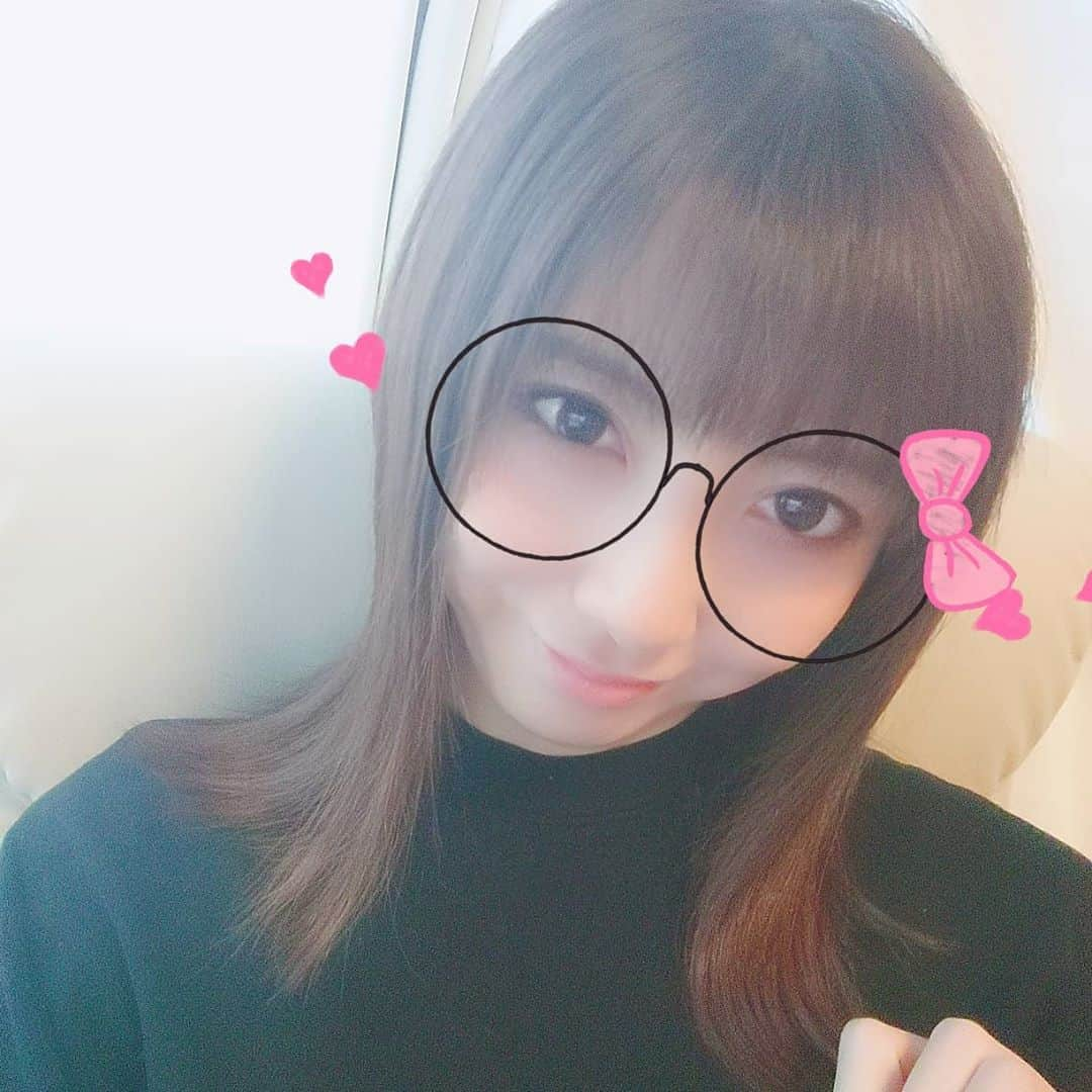 足立玲菜さんのインスタグラム写真 - (足立玲菜Instagram)「段々と寒くなって来ましたね！ よく着るエリアに冬物持って来なくては！ 週末も寒いみたいなので皆さん気をつけてね😄  鬼滅は今週混んでそうだから来週の平日に観に行きたい…空いてる時にあまり人いない時間帯を狙って😱 ヴァイオレットも観れてないからそろそろ空いてる時見計らって観に行こうかな🤔  #映画行きたいけど #映画館 #雨 #寒くなってきたので #衣替えの季節 #皆さんきをつけてね」10月16日 16時04分 - reina_adachi