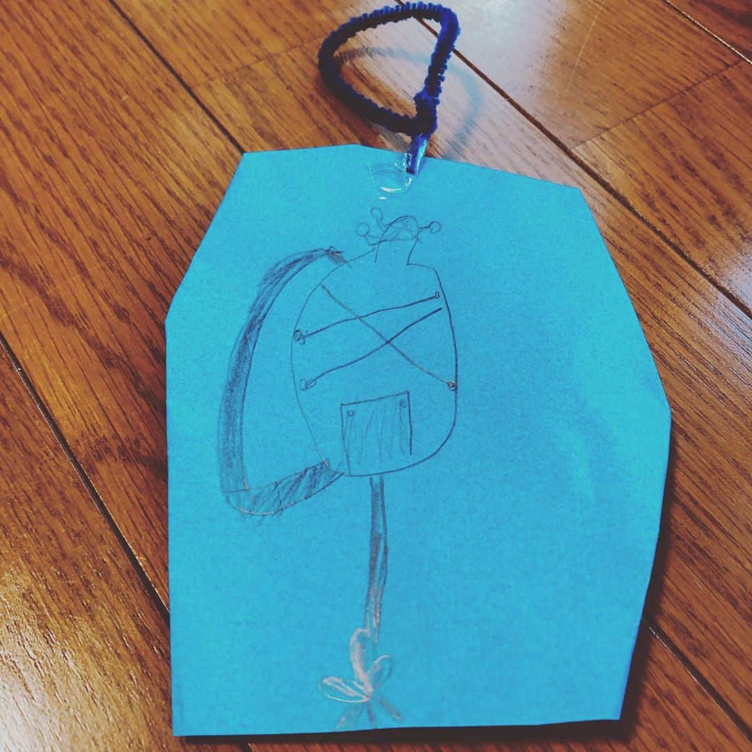 井澤惇のインスタグラム：「娘がベースのキーホルダーを作ってくれたんだけど、デザインが斬新。笑 三弦ベースの弦の貼り方も斬新。笑 ※掲載許可いただきました。」