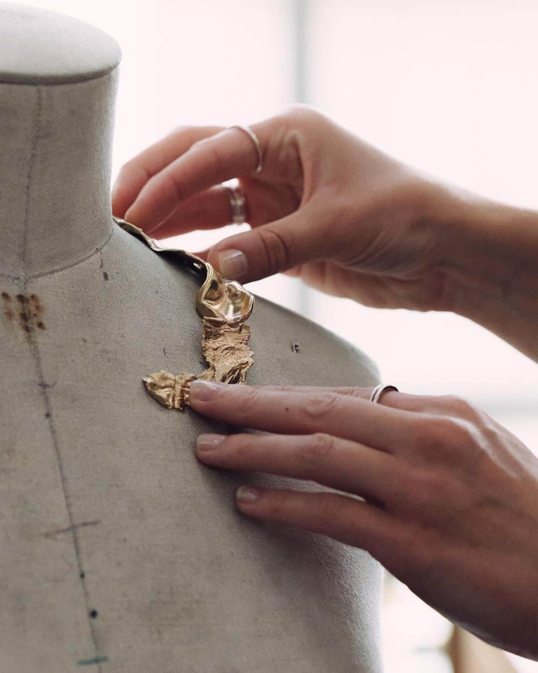 グーセンス パリのインスタグラム：「It was a pleasure to work with @_katarzynaagnieszka , one of the ten fashion finalists in contest for @chanelofficial 's @le19m Metiers d'art prize during the 35th Hyeres Festival.  #📸 by @alix.marnat」