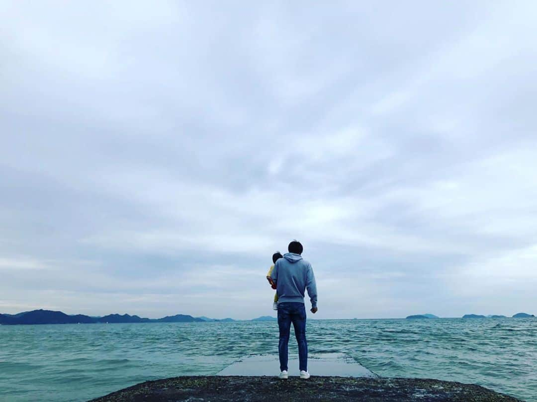 澤上竜二のインスタグラム：「今日の散歩は海！ そろそろ海は寒くてきつくなってきた。 #今治#海#砂浜#散歩 #秋#寒い #家に着いたら色んなところから砂が @sonne_panzer_official」