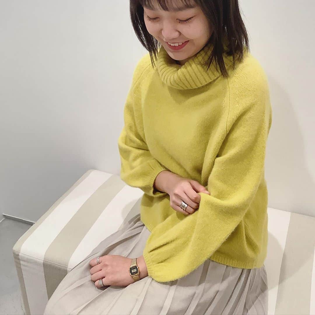 のインスタグラム：「[SIENA FOX] . とても柔らかいFOXの風合いが魅力的なタートルバルーンニット。 . イエローは気分を上げてくれるカラーです💫 . Tops/anatelier  528-19304 ¥14,000+tax . Skirt/anatelier  528-79150 ¥17,000+tax . .  アナトリエ ミュゼ プリヴェ アトレ恵比寿店 . . #anatelier #anatelierofficial  #アナトリエ」