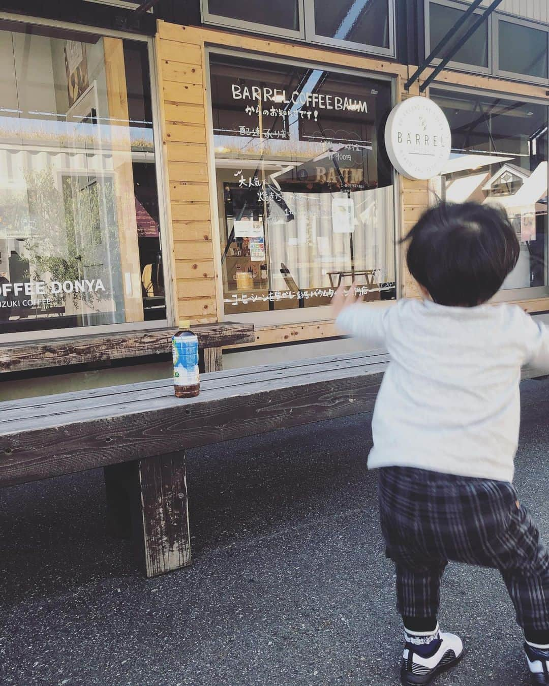 本田朋子さんのインスタグラム写真 - (本田朋子Instagram)「今日は日差しが暖かく、アイスラテな気分。 ティラミスラテ♡  #カフェ #アイスラテ #チョコレートソース #ランチ前の糖分補給 #はいポーズからの #テンションあげあげ」10月16日 16時21分 - tomoko_honda_official_phonics