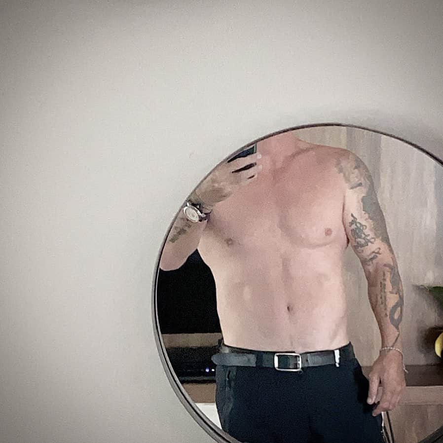 ドミニク・パーセルさんのインスタグラム写真 - (ドミニク・パーセルInstagram)「50...... NEVER .... DONE ...... BOD..... SHOT ....BEFORE....BUT...SUPER ...NECESSARY.....Like young girls who are brainwashed into believing the images they see in mags or online are real. Fact is they are not. “Hottest chicks”  in the world don’t look anything like they post. It’s all manipulation and editing. They simply don’t look as good as they post. Same with men. The blokes you see posting are honestly on the stuff the juice ( steroids) the needles. The @therock im calling that man out. You setting unrealistic goals for the young men that idolize you. My body legit. ( yeah you know).... sit down shut up. ....,//// Or they get on a cycle for the selfie. Usually 6 weeks of extreme training and dieting before they post. It disturbs me that men, chicks are posting stuff that is soooo fake. Im calling u out. You on steroids or extreme training that is geared for a single post on social media.... it’s irresponsible and damaging to the young mind. This shot of me today at 50 without a pump on is simply a good diet high protein, veggies no drugs. Yes lots of training. Boxing. Cardio. High rep weights and  NOOOO visible abs....And plenty of 🥃. .... pick ya poison.!!!! Don’t listen to self proclaimed health experts or read FIT MAGS, MENS HEALTH for example it’s  Manipulation total bullshit they funded by billion dollar fitness industry. I turned that bitch down so many times it’s soooo fake and cheesy. Some dude posing getting a flex on usually some wanna be superstar actor 🤣🤣🤣............You know what your doing if ya fat. You know why u fat or over weight. You eating wrong foods, drinking to much booze. I’m telling you how to do it. Eat meat and veggies. Or veggies and vegan, lots of water. ..Sunday eat and drink 🍹 Be merry do what ya want. .... Every hot chick or dude on social or mags that you see. They don’t allow them selves to be seen without drugs or extreme training.」10月16日 16時25分 - dominicpurcell