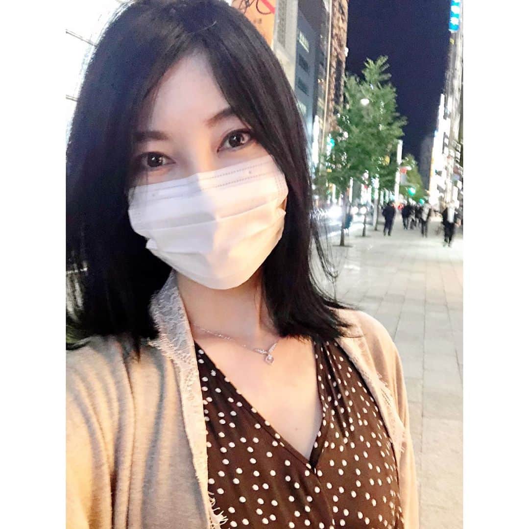 永末まゆのインスタグラム：「8か月振りに😳ヘアサロンに行けましたー😭✨  感染症対策もバッチリ安心な#gardentokyo で、@amimotoki さんにお願いしました✨  コロナ前も撮影であみさんに切ってもらっていて、お陰でこの8ヶ月を乗り切れました🙆🏻‍♀️  次いつ行けるかも不安なので、かなりバッサリ切ってもらい、カラーも地毛より暗めにしっっかり入れていただきました🙌🏻  お客さんの気持ちを一番に考えてくれるので、髪の悩みも打ち明けやすいです😭✨  ちなみに現在は、平日はスタッフさん、お客さまも半分に制限されているそうです。銀座で1.2に広いのでは？という超大型サロンなので、今の時期気をつけている方や、心配性な方にもおススメです🌿  ・ ・ ・ #ヘアカット #コロナ対策万全 #銀座ヘアサロン #ボブヘアー #黒髪愛好家 #暗髪　#銀座美容室 #艶髪カラー」