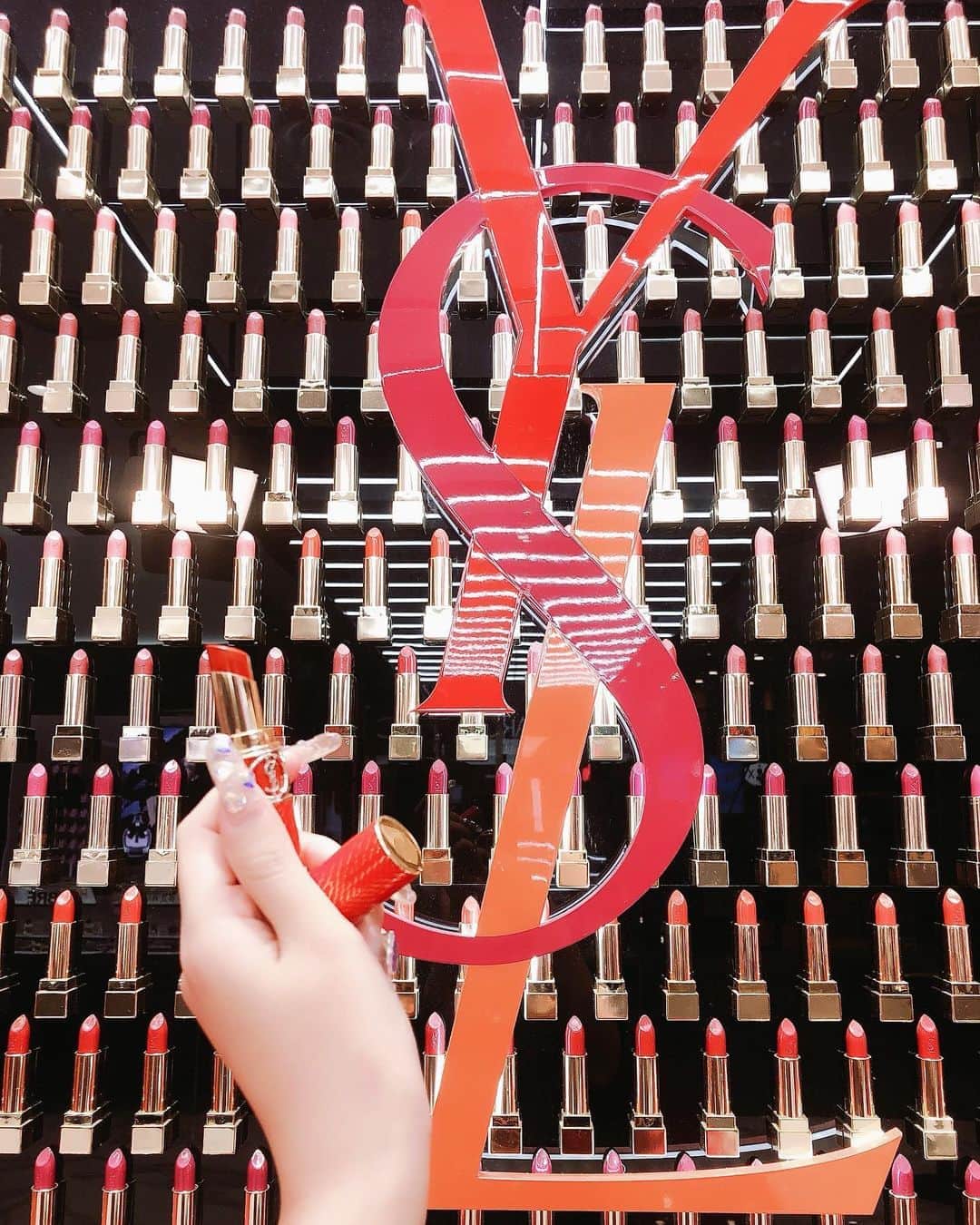 のインスタグラム：「PARCOのサンローラン @yslbeauty ❤️ クリスマスカラーの口紅No.120GET💄💋 この口紅ちょっとしたクリスマスプレゼントとかにもめっちゃ良き🎁✨ ミラーまで付いてきた🤩 最高かよ😍❤️  #ysl#yslbeauty #yslbeautyparco#サンローラ#イヴサンローラン#クリスマスコフレ」