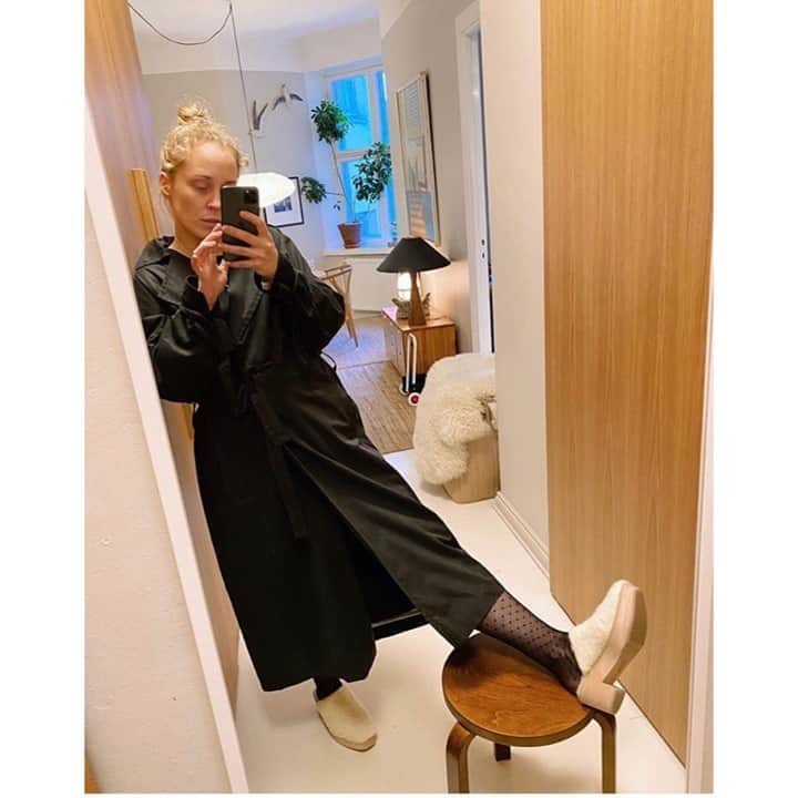 テーリポルキのインスタグラム：「Lovely @kirsikkasimberg in her fluffy merino clogs, thank you for the photo 🤍Remember to enjoy the free shipping with the code FREESHIPPING⠀⠀⠀⠀⠀⠀⠀⠀⠀ .⠀⠀⠀⠀⠀⠀⠀⠀⠀ . ⠀⠀⠀⠀⠀⠀⠀⠀⠀ #TERHIPÖLKKI #terhipölkkistore #kämpgarden #scandinaviandesign #finnishdesign #sustainable #sustainablefashion #designfromfinland #finnishfashion #footwear #shoes #clogs」