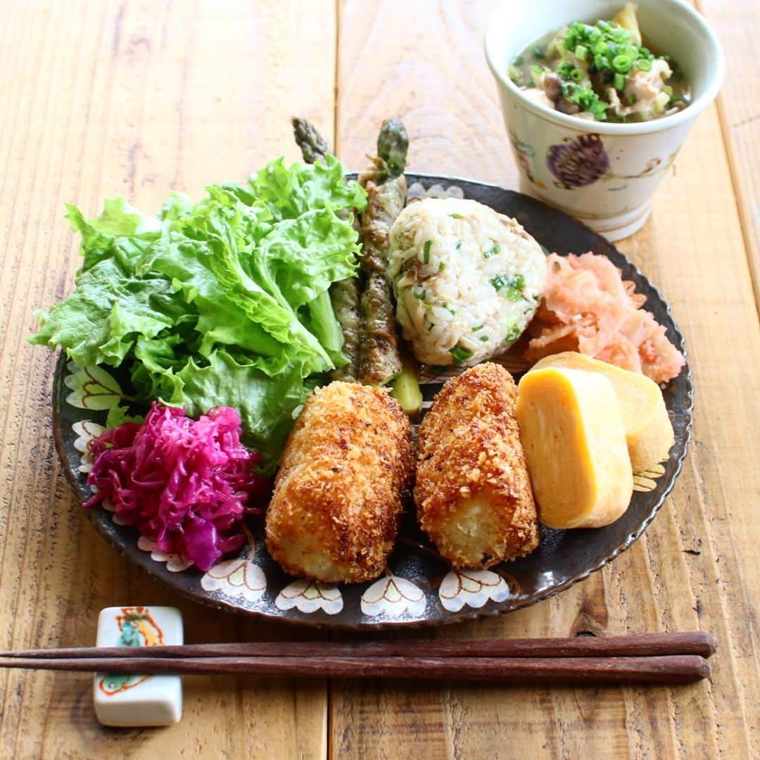 Atsukoのインスタグラム：「Today's breakfast 2020.10.16 ･ ･ エビクリームコロッケ 蓮根の明太和え アスパラ肉巻き 卵焼き 秋刀魚の混ぜご飯 豚汁 ･ ･ 久しぶりにクリームコロッケ作った！ 手間かかるけどやっぱり美味しい❤ 揚げたてサイコーか🤣🤣 秋刀魚の混ぜご飯は、焼いた秋刀魚に出汁醤油と青ネギをまぜたもの。 本当は生姜も入れたかったのに、冷蔵庫に無かった😭 でも美味しいからいっか。笑 おにぎりにして食べやすく！ #onigiriaction」