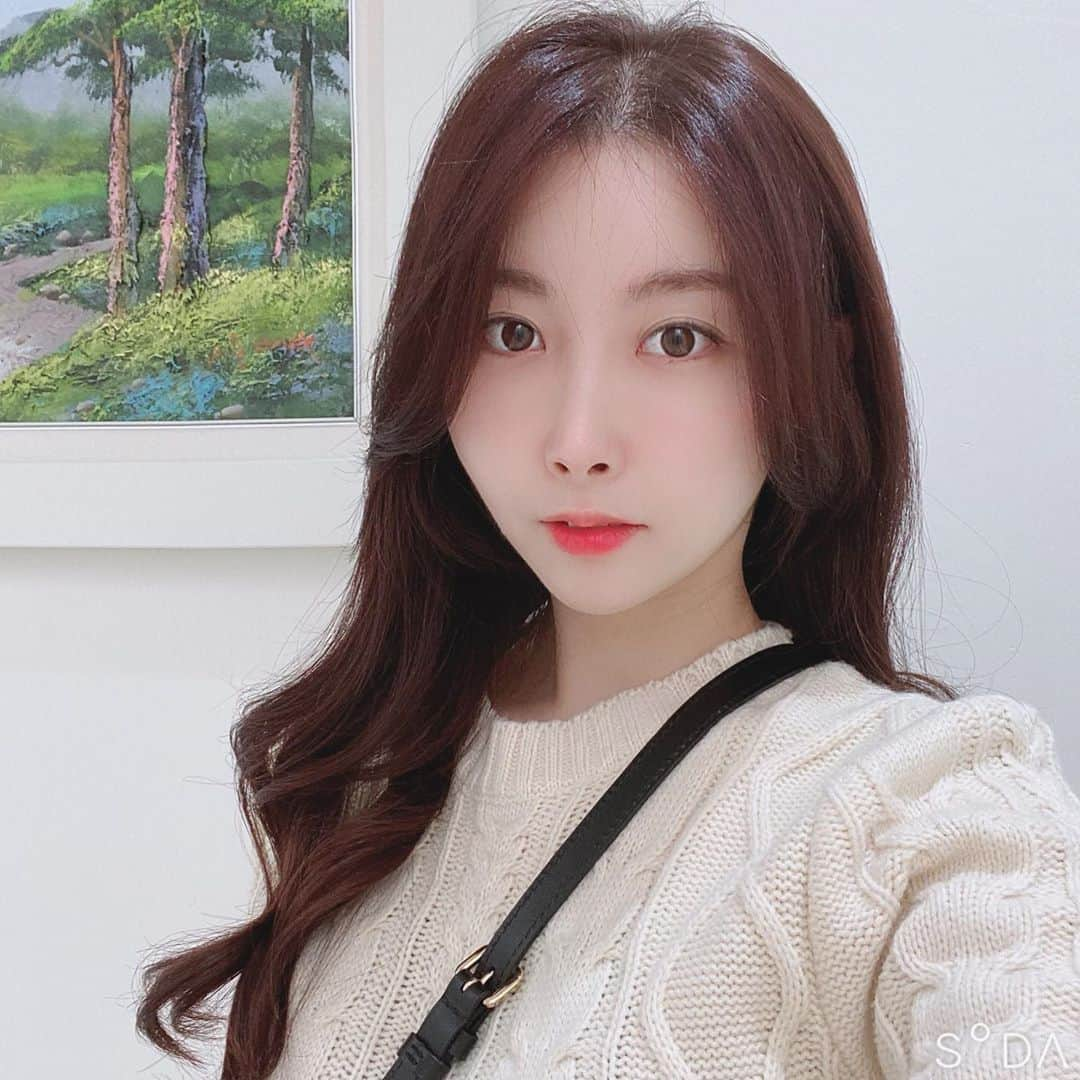 ダンビのインスタグラム：「꼭 맘에드는 사진은 잔머리가 많이 보이드라 🤨 ㅎㅎ  *유나인원장님! 우리 언니가 최고👍머리하러가세욤욤💕 #염색#초코브라운#완벽한초코브라운#엔투헤어#엔투헤어유나인원장」