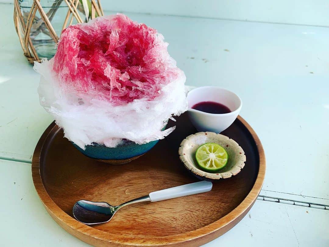 原田麻子さんのインスタグラム写真 - (原田麻子Instagram)「赤しそシロップとレモンの氷  もりっと素氷に、別添えでたっぷりの赤しそシロップ。 それに青切りレモン。  はぁあしあわせ これが食べたくて、今年のかき氷営業が終わる前に滑り込んだんだ。  久しぶりにお会いしたミナさんご夫妻もお元気で、嬉しさが込み上げてたくさんおしゃべりした  しあわせ  #かき氷#かき氷🍧#沖縄#ごはん#sweets#shaveice#おやつ」10月16日 16時33分 - achakoko