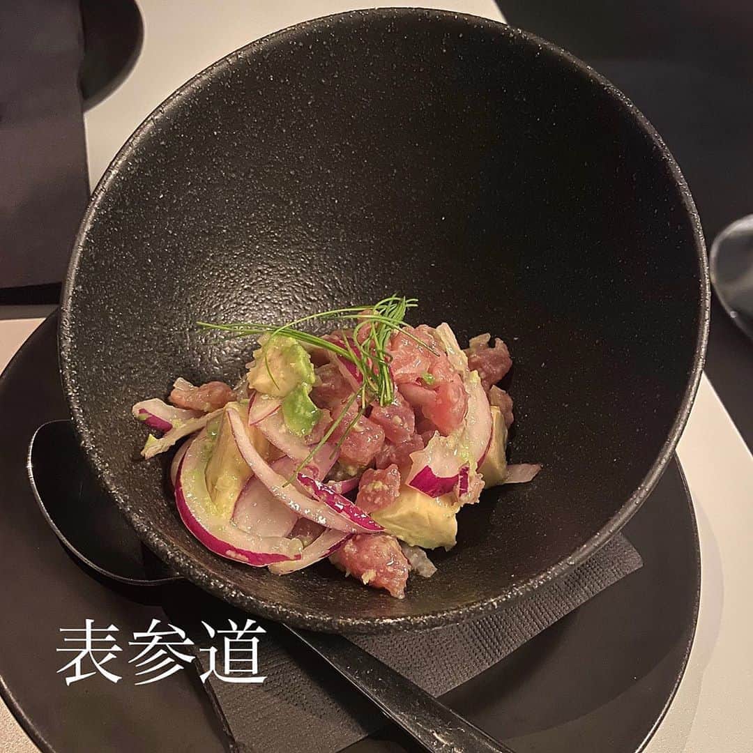 あろえグルメのインスタグラム：「🐬マーサーブランチ テラスハウス トウキョウ🌱 食べログ3.48 表参道 ． ここめーーっちゃおしゃれなところ😍 なによりなにより、店内がすきすぎる！少し薄暗くてめーーっちゃおしゃれなのー！！ ランチでも人気だからランチはどんな感じなんだろー？ テラス席もあるからそこでつぎはランチセット食べにいきたい！ この熟成ランプ肉もやわらかくてとーーてもおいしかったー🐿❤︎ 1枚目のアヒポキみたいなやつも大好き〜👏✨ ．  #東京グルメ#東京ディナー#東京観光#東京カフェ#洋食#instagood#fff#lfl#インスタ映え #表参道カフェ#渋谷グルメ#東京カフェ巡り#焼肉#代官山グルメ#イタリアン #グルメスタグラム#三軒茶屋カフェ#吉祥寺カフェ#西麻布グルメ#東京コース料理#神泉グルメ#銀座グルメ#食べログ #表参道グルメ#グルメ好きな人と繋がりたい#フォロー返し#東京カフェランチ#tokyostyle#マーサーブランチテラスハウストウキョウ#マーサーブランチ」