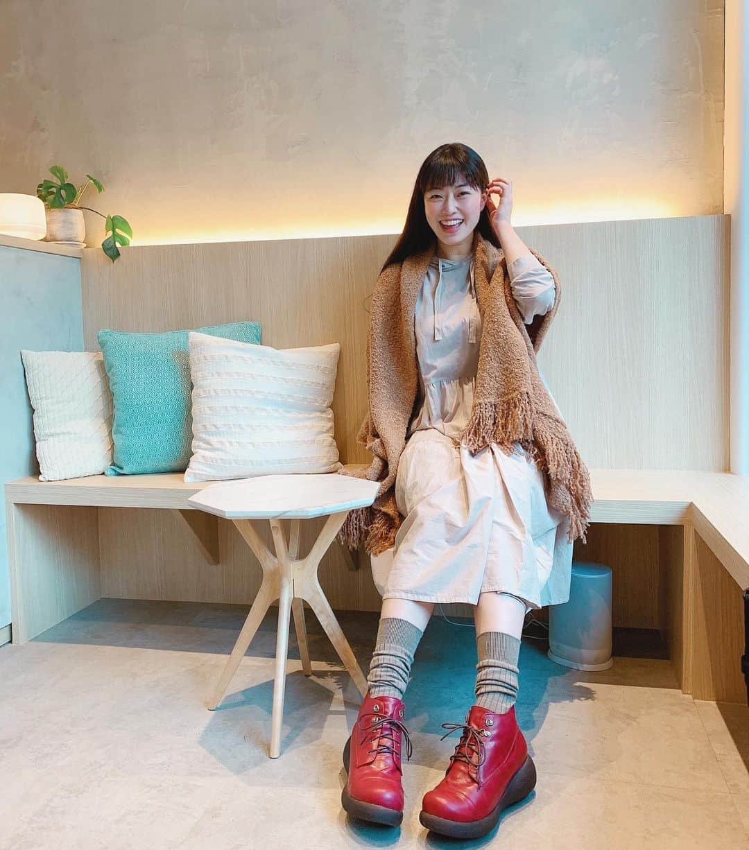 のインスタグラム：「渋谷の『re:tre』さんへ🍀 今日は初のパーソナルトレーニング✨ まずは身体のデータを測って、色んな能力テストをして、普段の姿勢を確かめて。。 真由子さん（@mayu_yogalife ）の教え方が凄く分かり易く、身体の事を理解しながら自分自身に集中して向き合うとても良い時間でした…💭 終わった後の私（一枚目）、憑物が落ちたみたいな顔してるでしょ（笑） 最後には姿勢も自然に良くなったので嬉しい💕 #retre #パーソナルトレーニング #兼下真由子 さん」