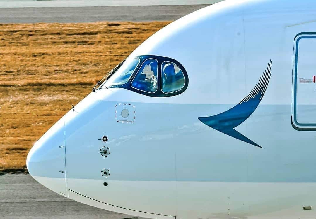 キャセイパシフィック航空さんのインスタグラム写真 - (キャセイパシフィック航空Instagram)「You don’t need to be an #avgeek to recognise the Airbus A350 – the newest aircraft in the Cathay Pacific fleet. ✈️ Can you name one feature that makes it so distinctive? Tell us in the comments!⠀ ⠀ 即使不是航空發燒友，也可一眼便認出我們機隊中最新型號的航機－空中巴士A350，你能說出A350客機其中一個與別不同的特點嗎？留言告訴我們吧！⠀ ⠀ 📸: @miku.photography⠀ ⠀ #cathaypacific #MoveBeyond #a350 #planespotting」10月16日 16時42分 - cathaypacific