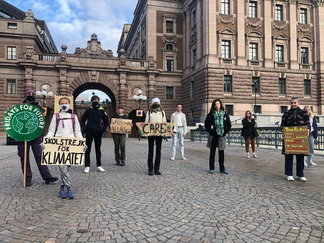 グレタ・トゥーンベリさんのインスタグラム写真 - (グレタ・トゥーンベリInstagram)「School strike week 113. If you strike, remember to keep social distance and follow COVID-19 restrictions. #climatestrike #fridaysforfuture #schoolstrike4climate #flattenthecurve #FaceTheClimateEmergency」10月16日 16時51分 - gretathunberg