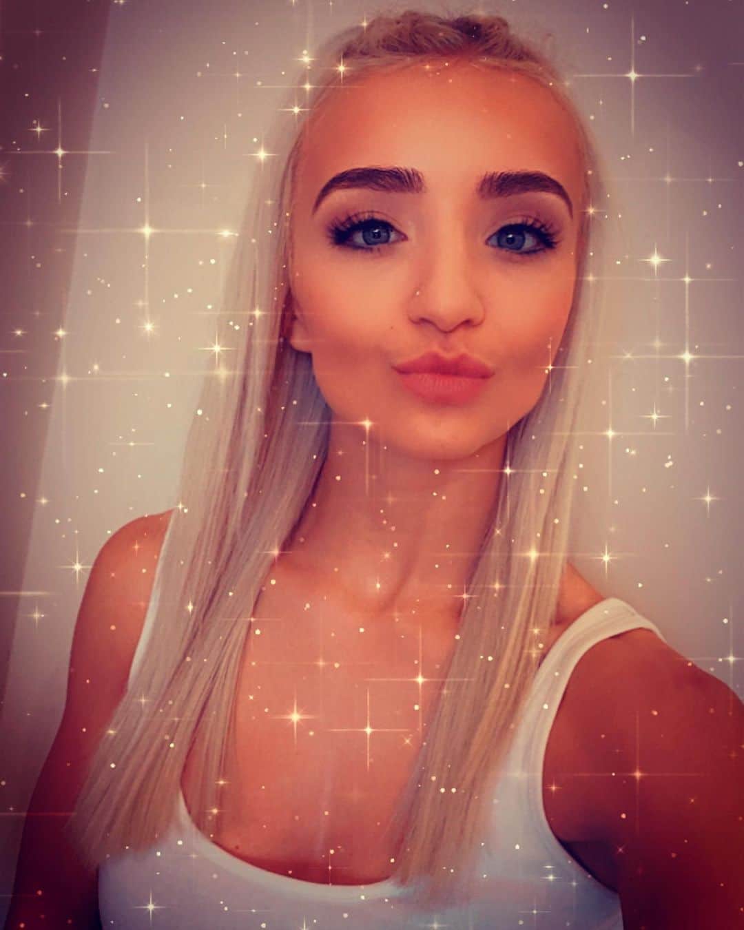 ザイヤ・ブルックサイドのインスタグラム：「I don’t know about you, but I’m feeling twenty-two 🥳💙」