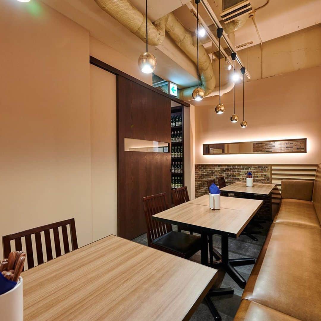 T.G.HEARTH TGハースのインスタグラム：「こんにちはハース恵比寿店です🥳﻿ 今日もたくさんのご予約いただいてます✨✨﻿ 感謝♪感謝♬ありがとうございます。﻿ 少しですけどお席ご用意出来ますのでお電話でお問い合わせください🙇🏻‍♂️﻿ ﻿ ﻿ テイクアウト限定チキンのご案内↓↓↓﻿ 当店名物ロティサリーチキン1羽まるごと¥1980🐓﻿ ☎️03-6416-9830﻿ ﻿ ◆ガレット（YouTubeで動画も見れるよ‼️）﻿ https://www.instagram.com/galette.galette/﻿ ﻿ https://m.youtube.com/channel/UC4nVtquelZgXuDnXWpCQ9sg﻿ ﻿ ◆Uber eats・menu・出前館によるデリバリー﻿ 11:30〜21:00﻿ ﻿ ◆LINE@登録お願いします♪﻿ https://lin.ee/g0H4jc6﻿ ﻿ ﻿ 皆さまの笑顔に会えますように！💕💕💕﻿ ﻿ ﻿ #ハース恵比寿店#代官山ディナー#代官山ランチ#恵比寿グルメ#恵比寿ビストロ#恵比寿ディナー#代官山グルメ #ハース #代官山テイクアウト#恵比寿ランチ#ガレット#チーズ#ロティサリーチキン#gotoeatキャンペーン#gotoキャンペーン#恵比寿ワイン#gotoeat #渋谷ディナー#恵比寿チーズ#ローストチキン#渋谷グルメ#渋谷ランチ#渋谷チーズ#恵比寿カフェ#チーズケーキ#渋谷カフェ#恵比寿新聞#恵比寿ビール#チーズフォンデュ#恵比寿テイクアウト」