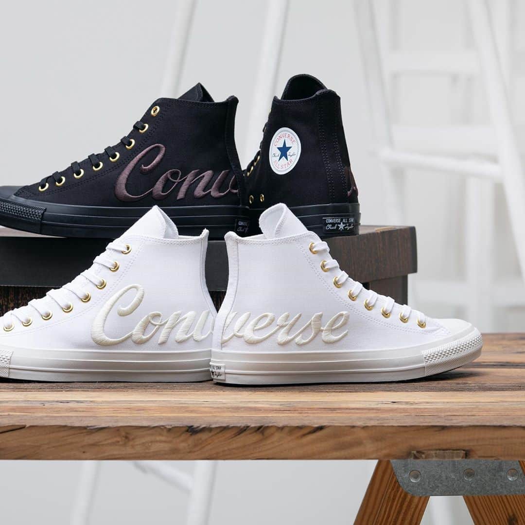 のインスタグラム：「アッパーの外側両足に渡って刺繍したConverseのビッグロゴをアッパーと同色で仕上げたシックなオールスター。 オールインカラーのポイントとしてゴールドハトメを採用。  ALL STAR 100 LOGOEMBROIDERY G HI　 ￥8,500（税抜）  #converse #allstar #chucktaylor #allstar100 #react #tractionsole #shoes #kicks #kotd #コンバース #オールスター #チャックテイラー #オールスター100 #リアクト #トラクションソール #シューズ #白スニーカー #黒スニーカー #スニーカー」