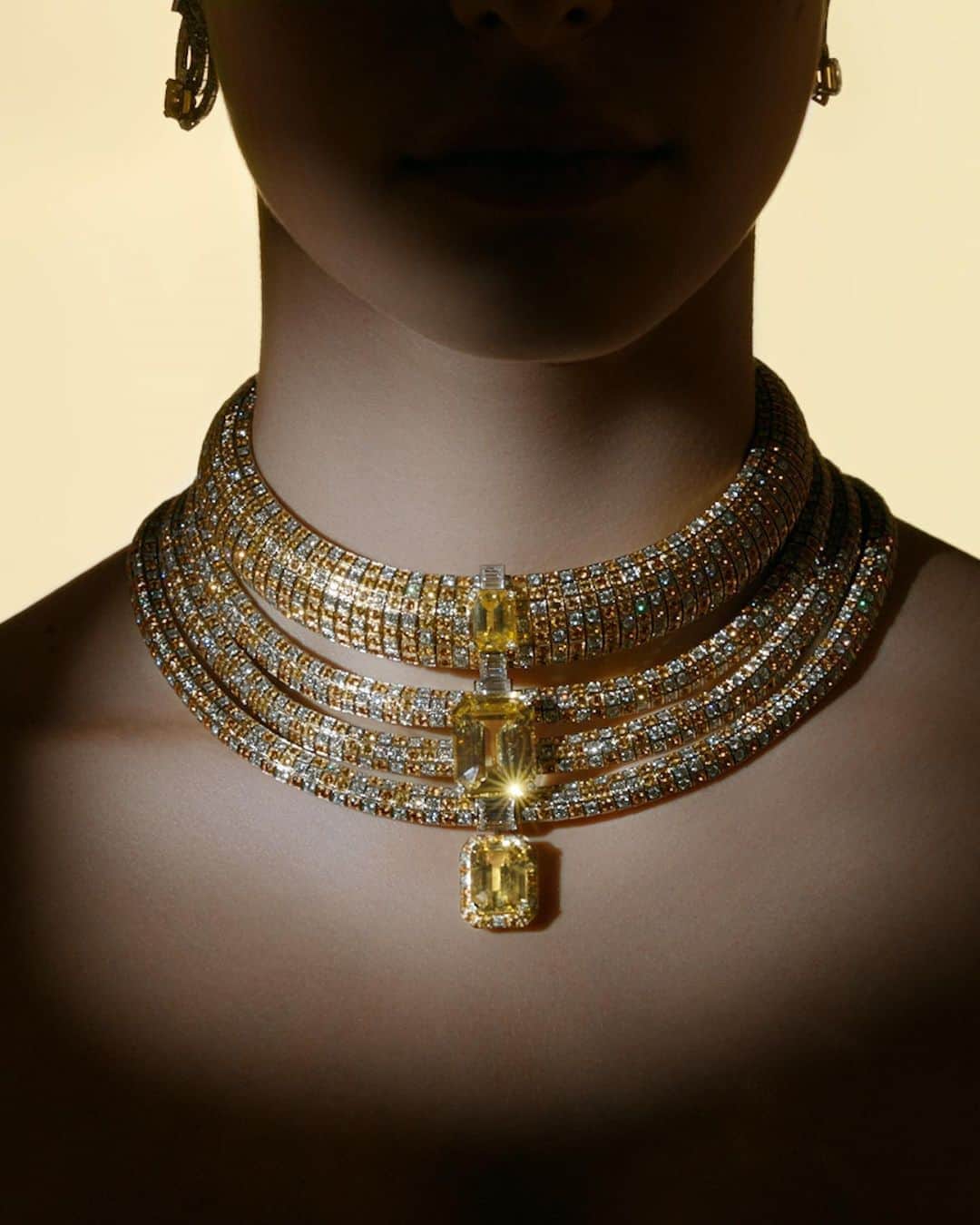 のインスタグラム：「Golden sun. The second stop on #LouisVuitton’s galactic journey is the fiery heart of the solar system, inspiring the Maison’s Jewelry Artistic Director Francesca Amfitheatrof’s to create the radiant Soleils High Jewelry pieces.」