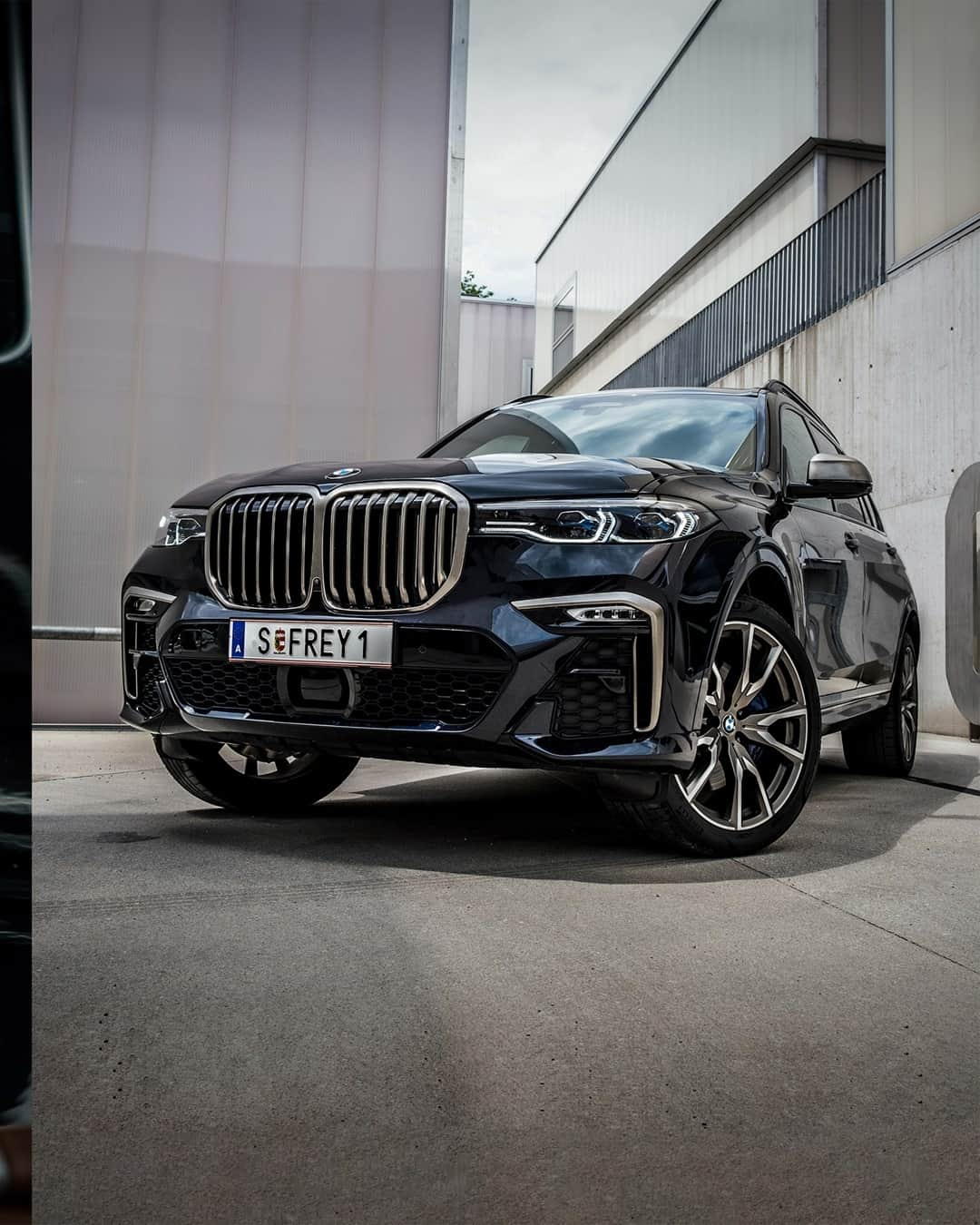 BMWさんのインスタグラム写真 - (BMWInstagram)「Can we just agree on calling this art yet? The BMW X7. #TheX7 #BMW #X7 #BMWrepost @autofrey @mackingerphotography __ BMW X7 M50d: Fuel consumption in l/100 km (combined): 7.4–7.1. CO2 emissions in g/km (combined): 193–186. Further information: www.bmw.com/disclaimer.  	 Acceleration (0-100 km/h): 5.4 s. Power: 294 kW, 400 hp, 760 Nm. Top speed (limited): 250 km/h.」10月16日 17時00分 - bmw