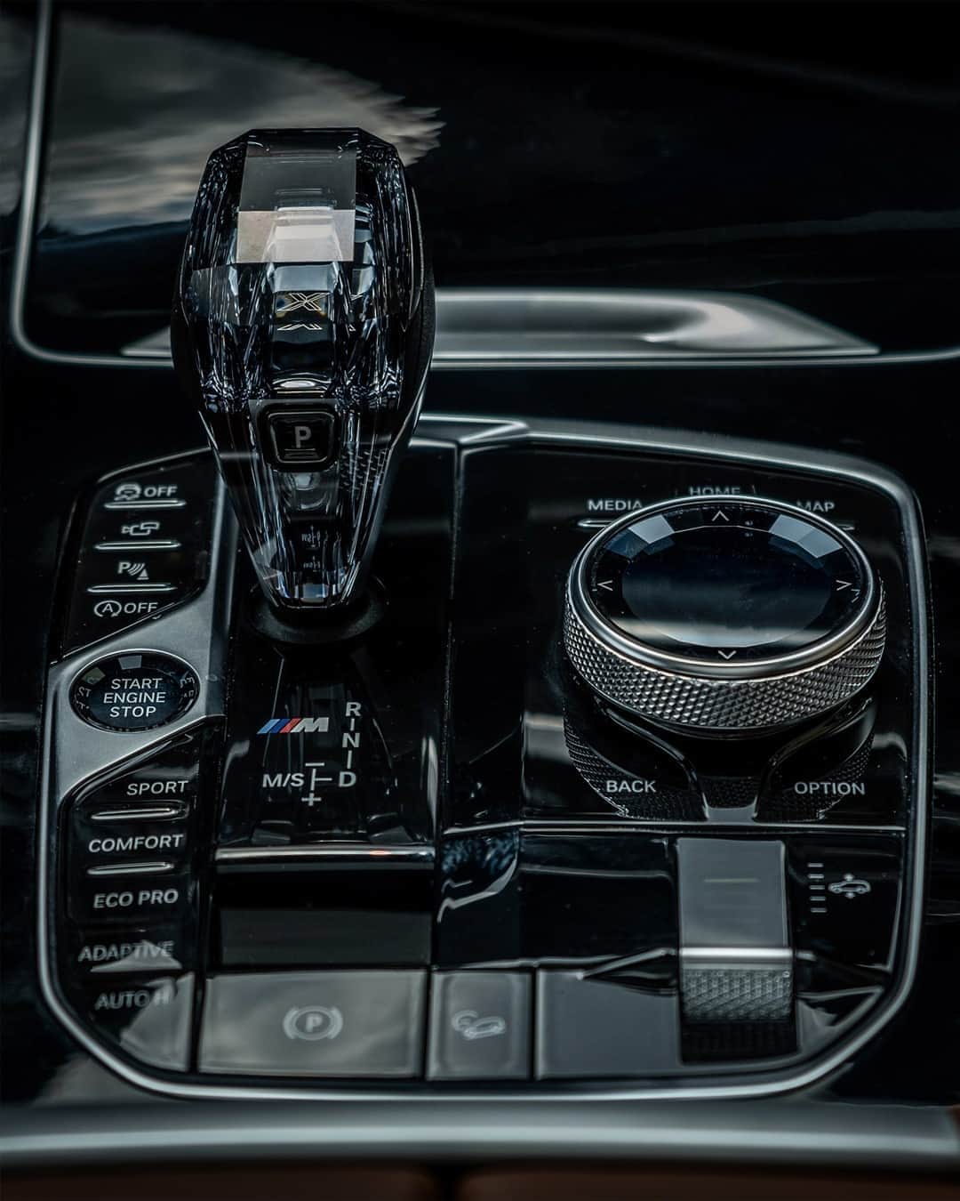 BMWのインスタグラム：「Can we just agree on calling this art yet? The BMW X7. #TheX7 #BMW #X7 #BMWrepost @autofrey @mackingerphotography __ BMW X7 M50d: Fuel consumption in l/100 km (combined): 7.4–7.1. CO2 emissions in g/km (combined): 193–186. Further information: www.bmw.com/disclaimer.  	 Acceleration (0-100 km/h): 5.4 s. Power: 294 kW, 400 hp, 760 Nm. Top speed (limited): 250 km/h.」