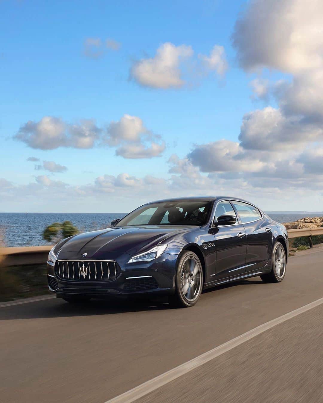 Maserati Japan | マセラティ ジャパンのインスタグラム：「グランドツアラーの伝統。これを正しく引き継ぐ「マセラティ 不朽のレガシー」こそ、ギブリ。1966年トリノ オート ショーでのデビュー以来、マセラティが持つ革新や競争、勝利への飽くなき情熱のすべてを体現し続けています。  ギブリの詳細はこちら https://www.maserati.com/jp/ja/models/ghibli  #Maserati #マセラティ  #MaseratiJapan #マセラティジャパン #Ghibli #ギブリ」