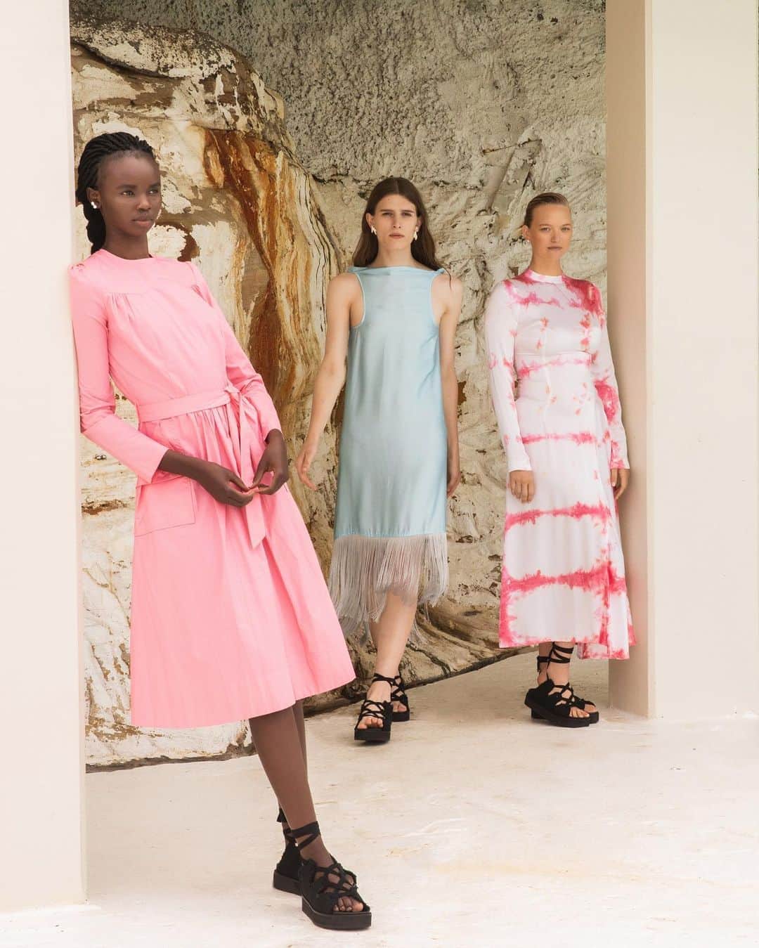 のインスタグラム：「The future of fashion has no boundaries. @ausfashionweek has announced their new partnership with @afterpayau to support and champion Australian fashion’s future. The new Afterpay Australian Fashion Week will return to Sydney in 2021. Visit @ausfashionweek for more. 💫 #AUSFW」